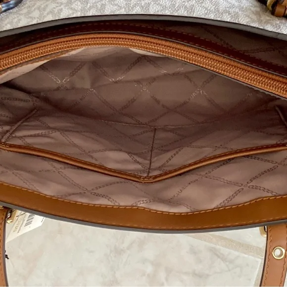 Michael Kors Voyager Tote in vanilla and acorn colors - Picture 14 of 15